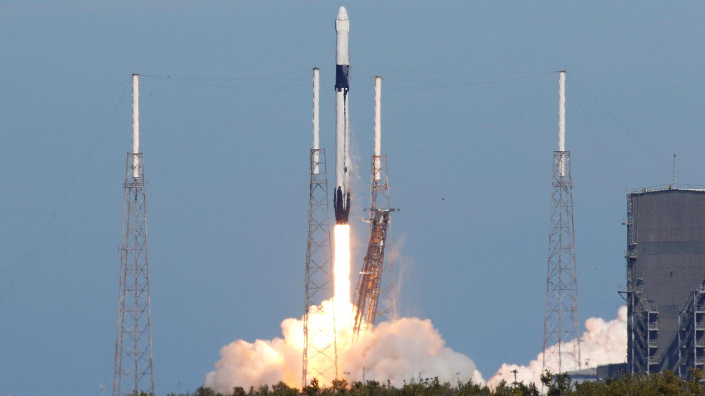 Un cargo SpaceX Dragon carico di rifornimenti per la stazione spaziale internazionale