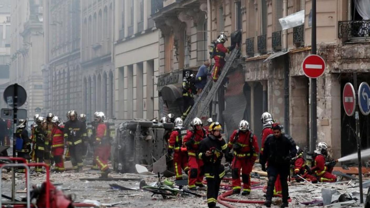Una donna ritrovata sotto le macerie dell'edificio