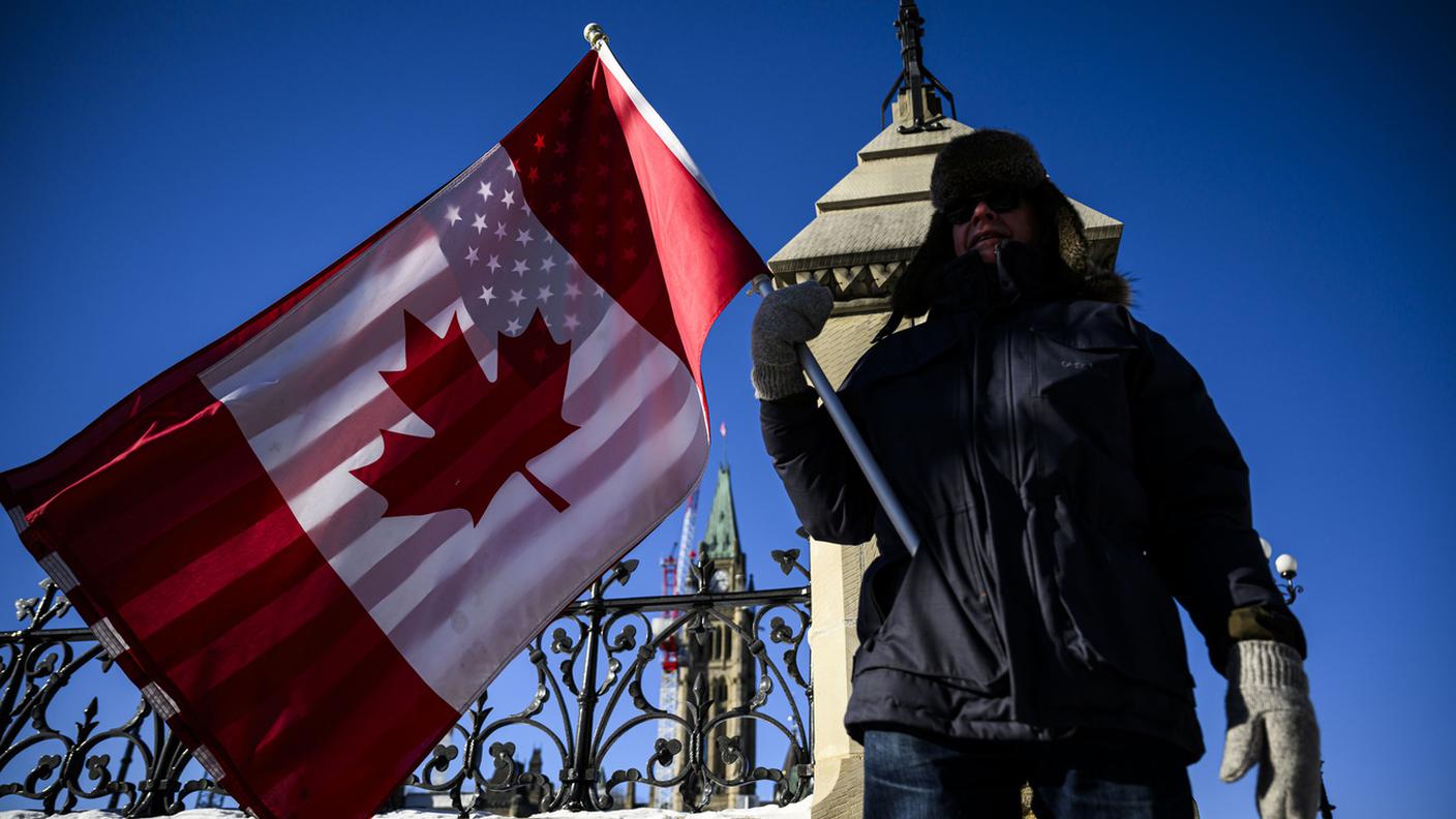 Una strana bandiera spuntata il 1 febbraio davanti al Parlamento di Ottawa.jpg