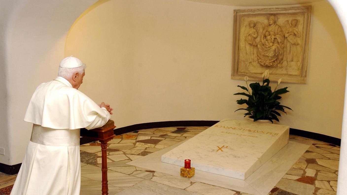 Sulla tomba di Giovanni Paolo II, 26 maggio 2005