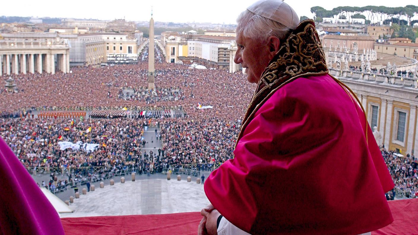 Folla in Piazza San Pietro, 19 aprile 2005
