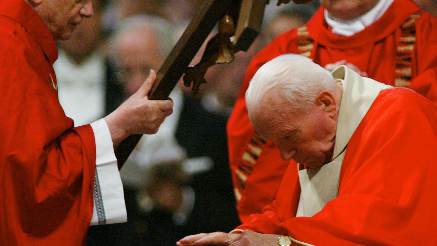 Da cardinale, portando la croce a Wojtyla, aprile 2003