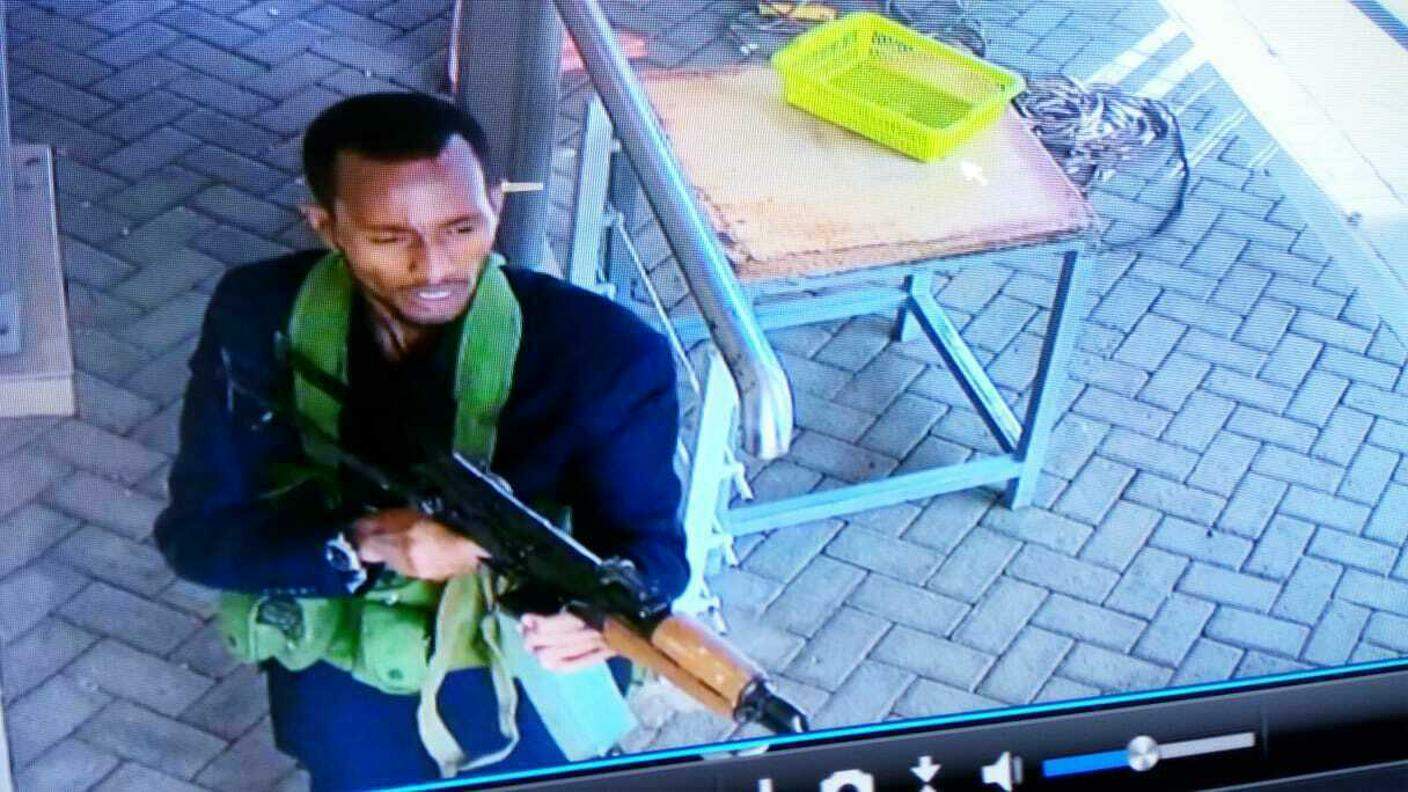 Uno dei terroristi ripreso da una telecamera di sorveglianza