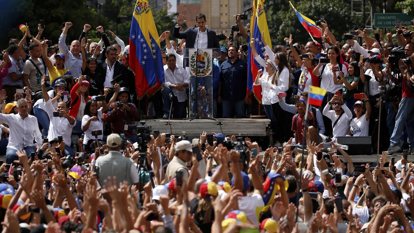 Il giovane Guaido arringa la folla