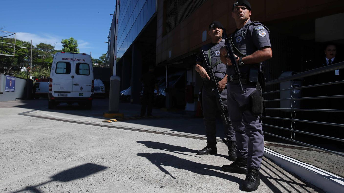 Poliziotti di guardia davanti all'ospedale dove è ricoverato il presidente Jair Bolsonaro
