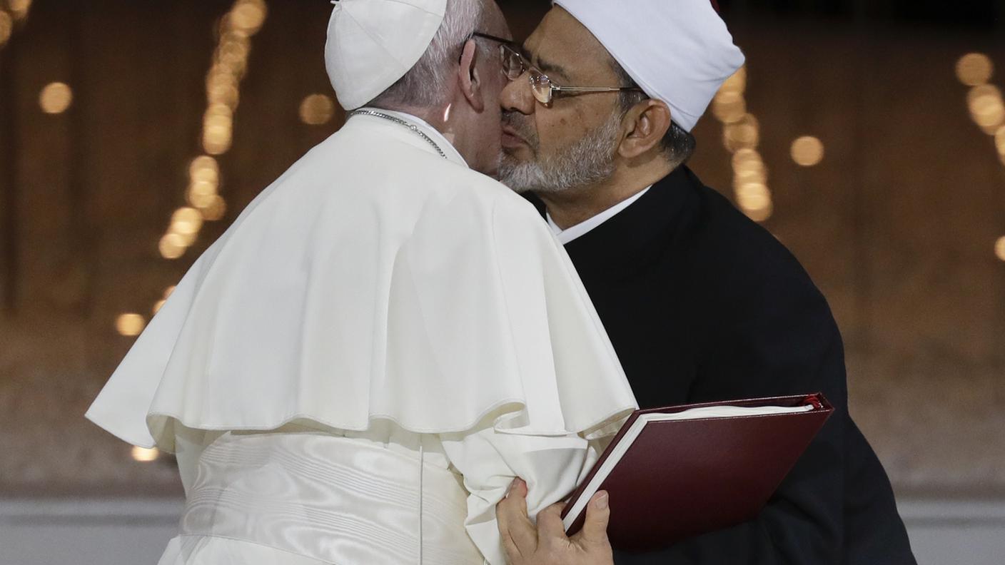 L'abbraccio con l'imam di al Azhar