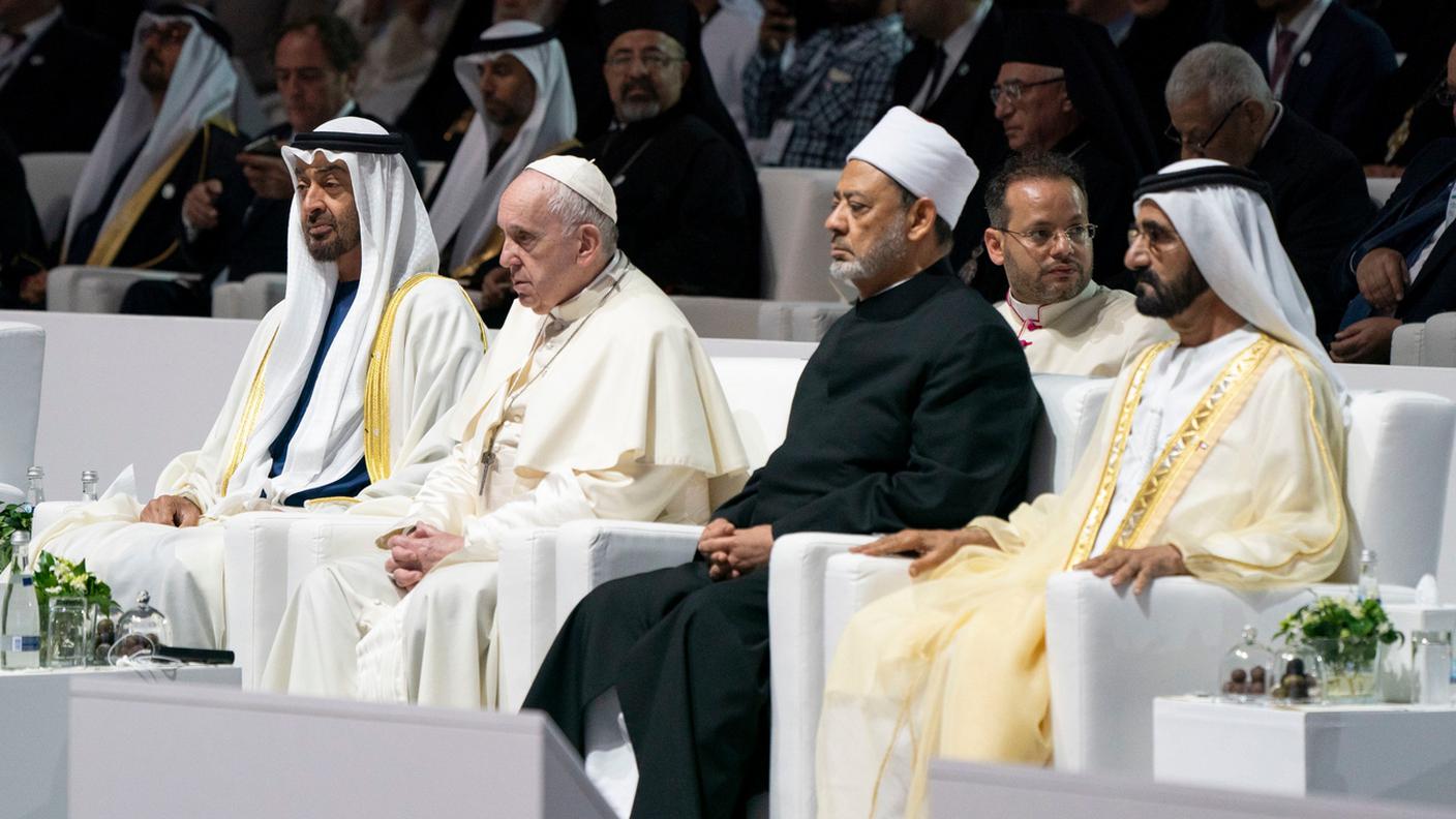 Lo sceicco Mohamed bin Zayed Al Nahyan, il Papa, l'imam Ahmad Al Tayyeb e lo sceicco Mohamed bin Rashid Al Maktoum