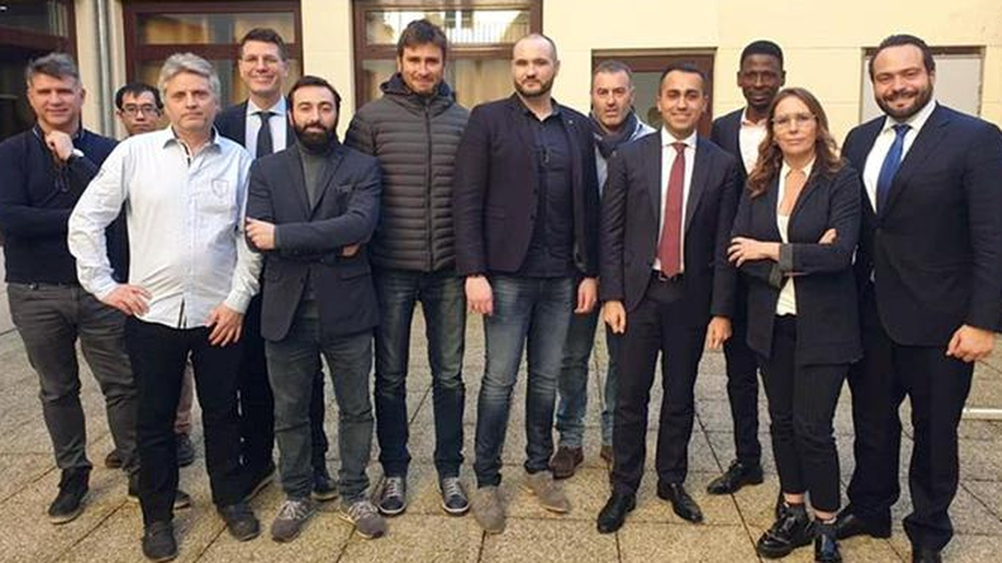 L'incontro tra il vice premier Di Maio (quarto da destra) e alcuni responsabili dei gilet gialli 