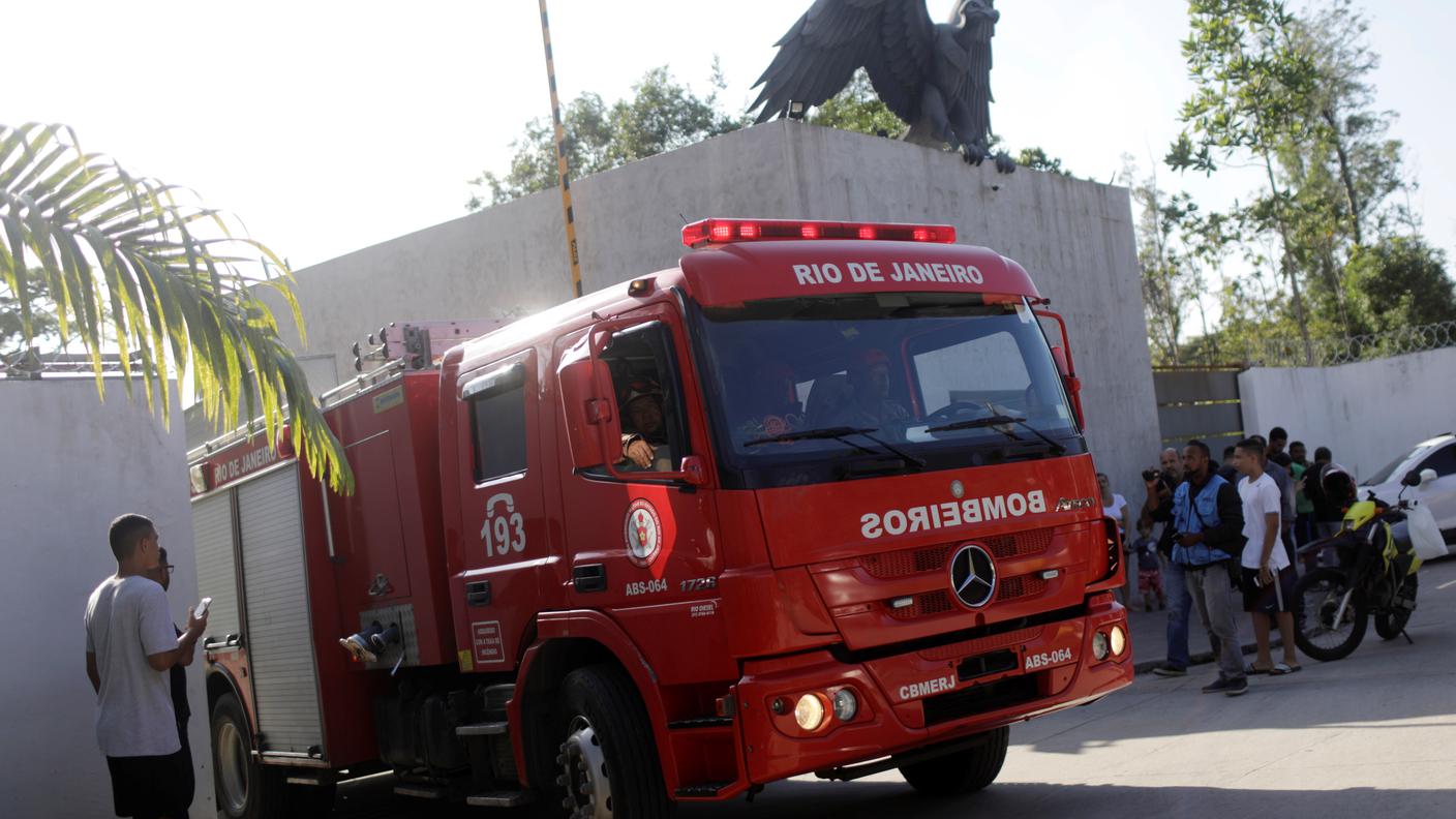 Un camion dei pompieri di fronte al centro d'allenamento dove sono morti i giovani calciatori
