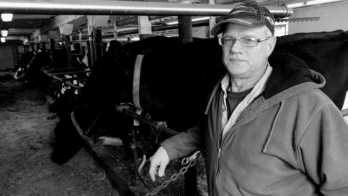 Scott Ditter, 63 anni, è titolare di una piccola fattoria. Vende il suo latte a una azienda che produce formaggio. Ma molti produttori sono in crisi