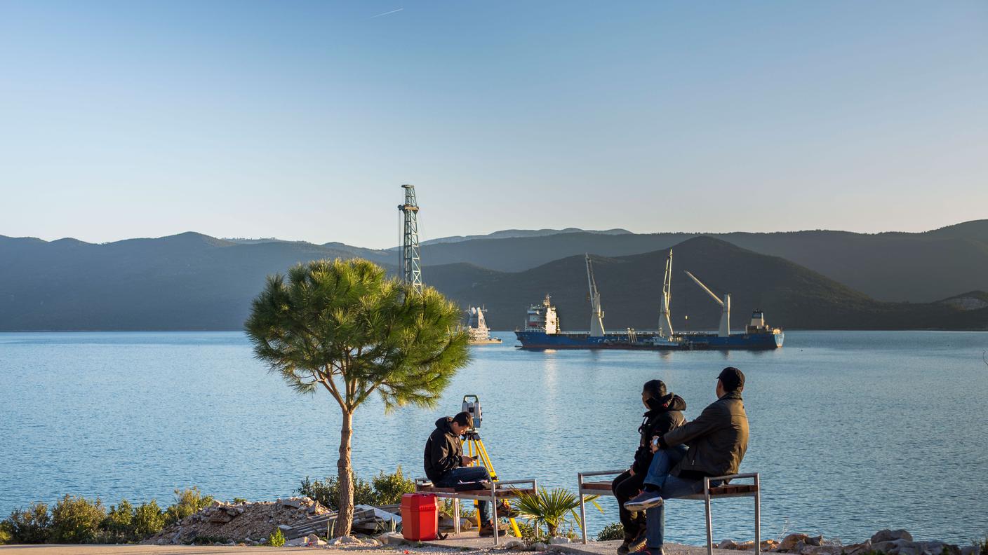 Gli ingegneri cinesi seguono il processo della fissazione dei piloni del futuro ponte di Peljesac. La più grande gru galleggiante al mondo si vede sullo sfondo.