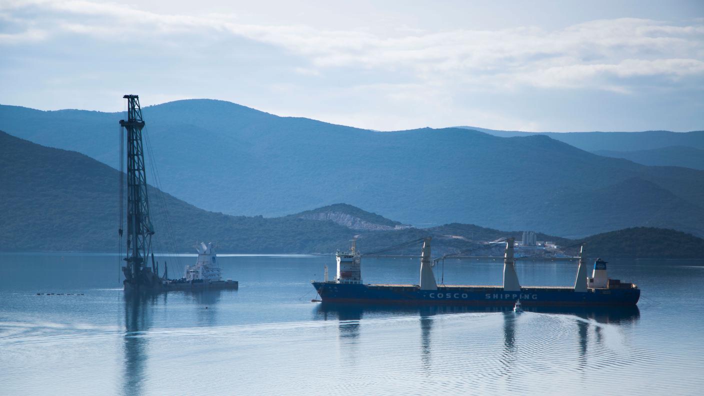 Vista del cantiere del ponte di Peljesac. La gru galleggiante, arrivata dalla Cina, sta piantando i piloni del futuro ponte.