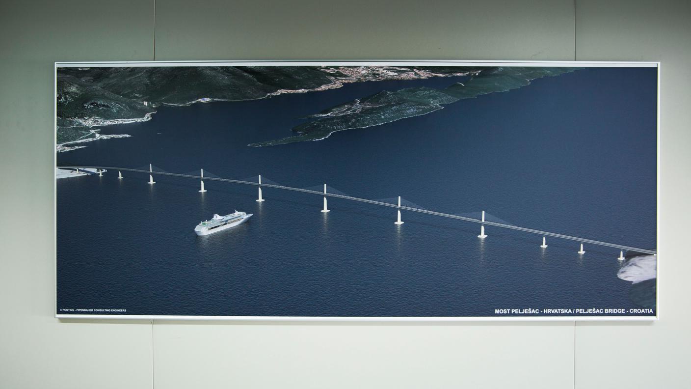 Rendering del futuro ponte di Peljesac esposto negli uffici amministrativi del cantiere. Il ponte sarà lungo 2,4 km e alto 55 metri e collegherà la regione di Dubrovnik all’estremità sud del paese con la parte settentrionale della costa croata.