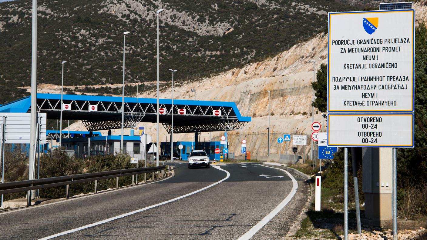 Confine di Neum, un piccolo pezzo di territorio bosniaco di appena venti chilometri che separa la regione di Dubrovnik dal resto della costa croata. In alta stagione, il passaggio delle frontiere di Neum crea lunghe file sulla Magistrala, la strada che corre lungo l'Adriatico.