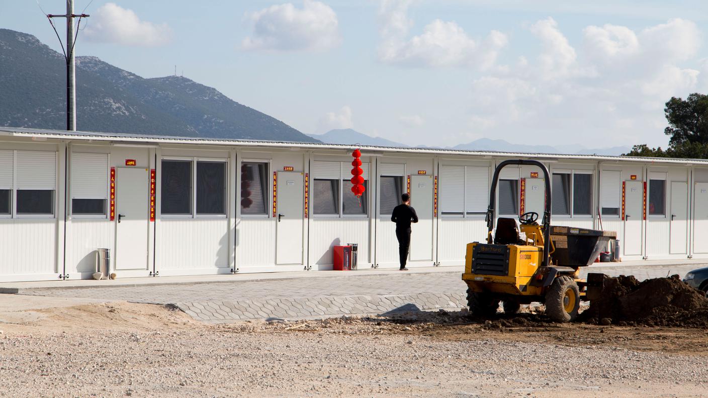 Container nel cantiere del ponte di Peljesac decorato per il Capodanno cinese.