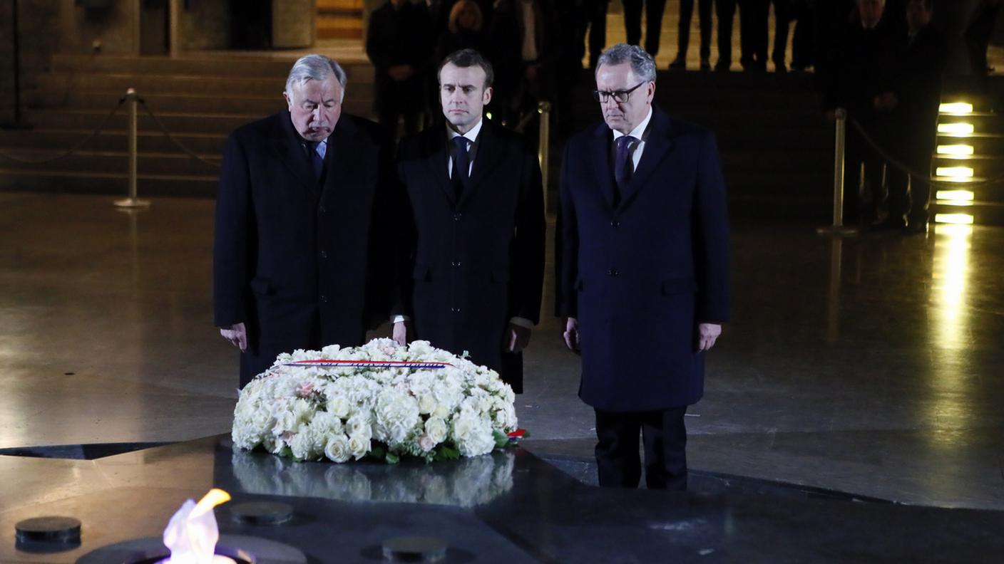 Momento di raccoglimento al monumento in ricordo della Shoah