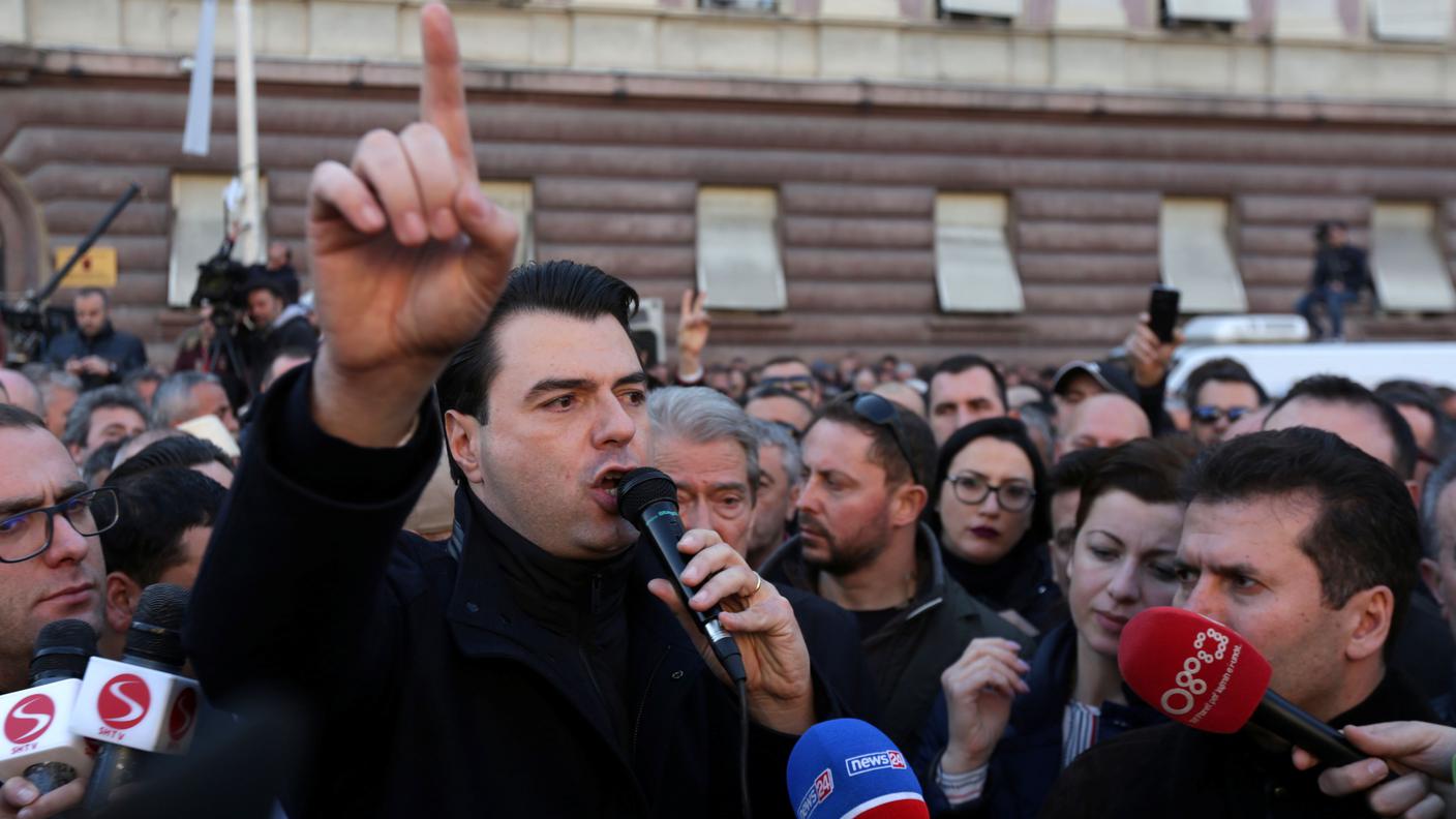 Il leader dell'opposizione albanese Luzim Basha si rivolge alla folla di manifestanti