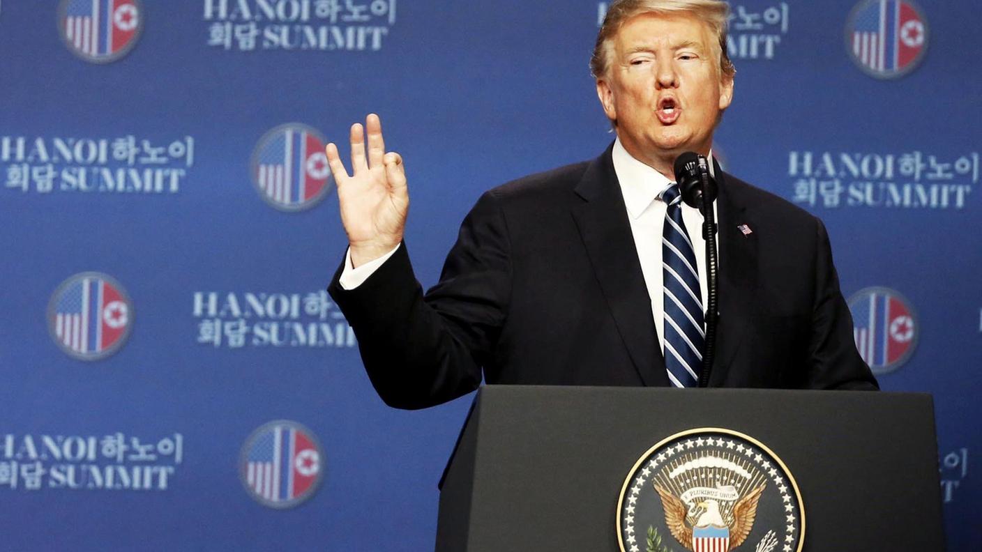 Donald Trump durante la conferenza stampa a Hanoi