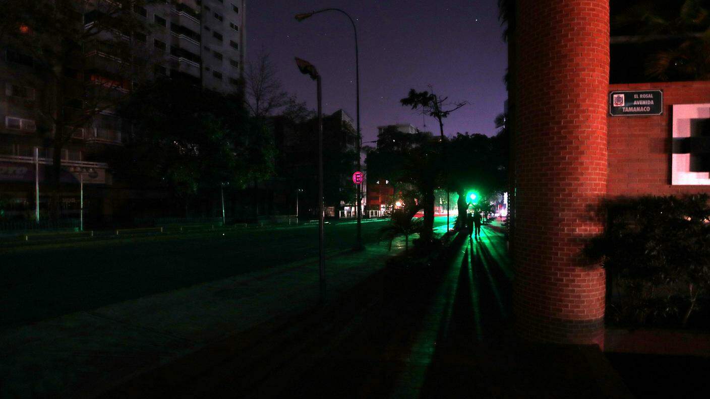 A Caracas la luce fatica a tornare