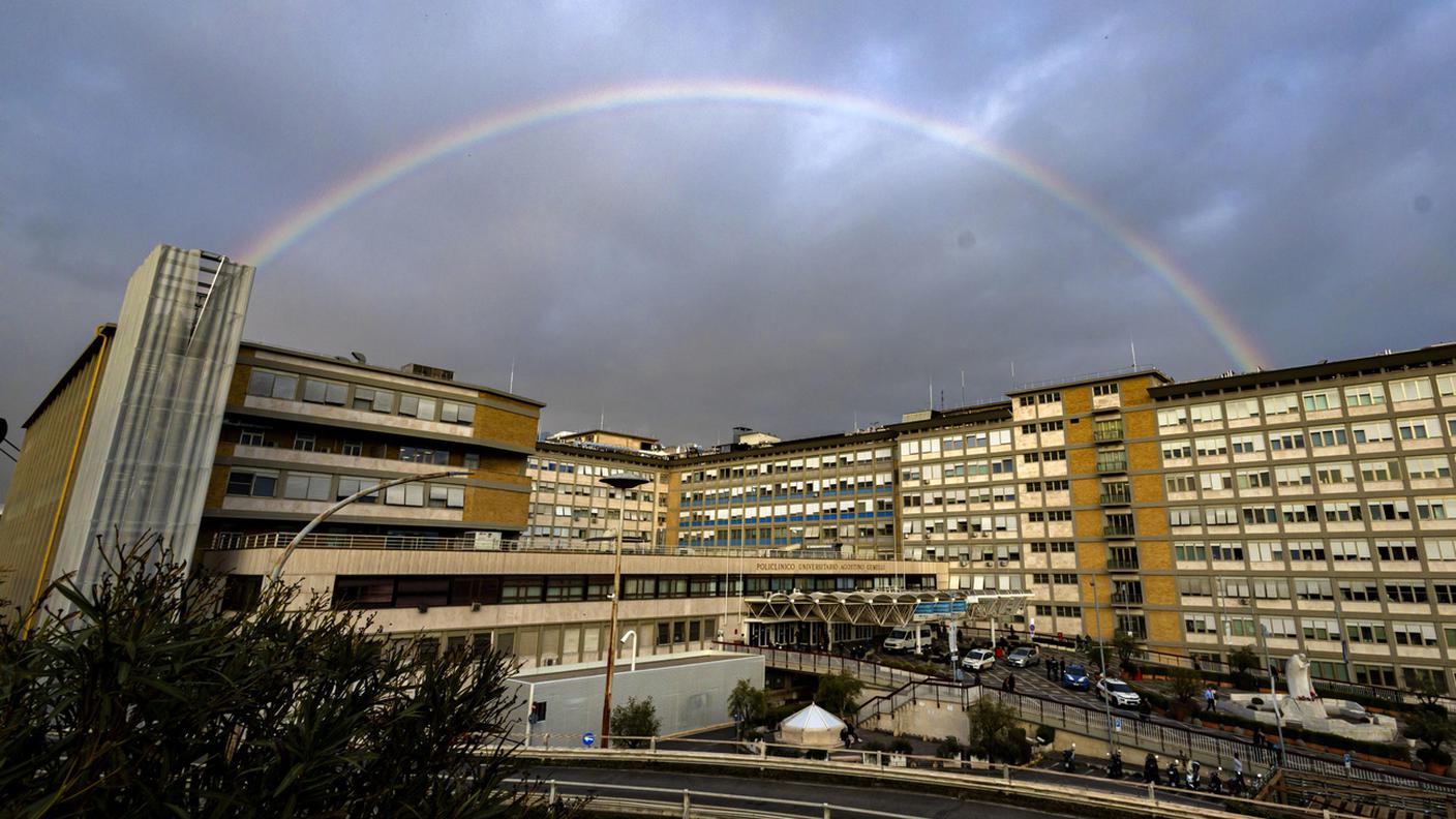 Mercoledì mattina una veduta, con arcobaleno, del Policlinico Gemelli 