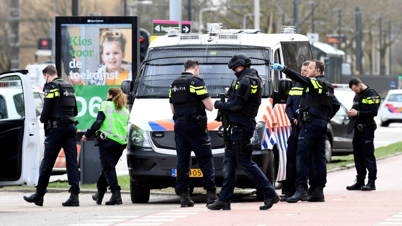 La poliziza è intervenuta in forze sul luogo dove è avvenuta la sparatoria di Utrecht