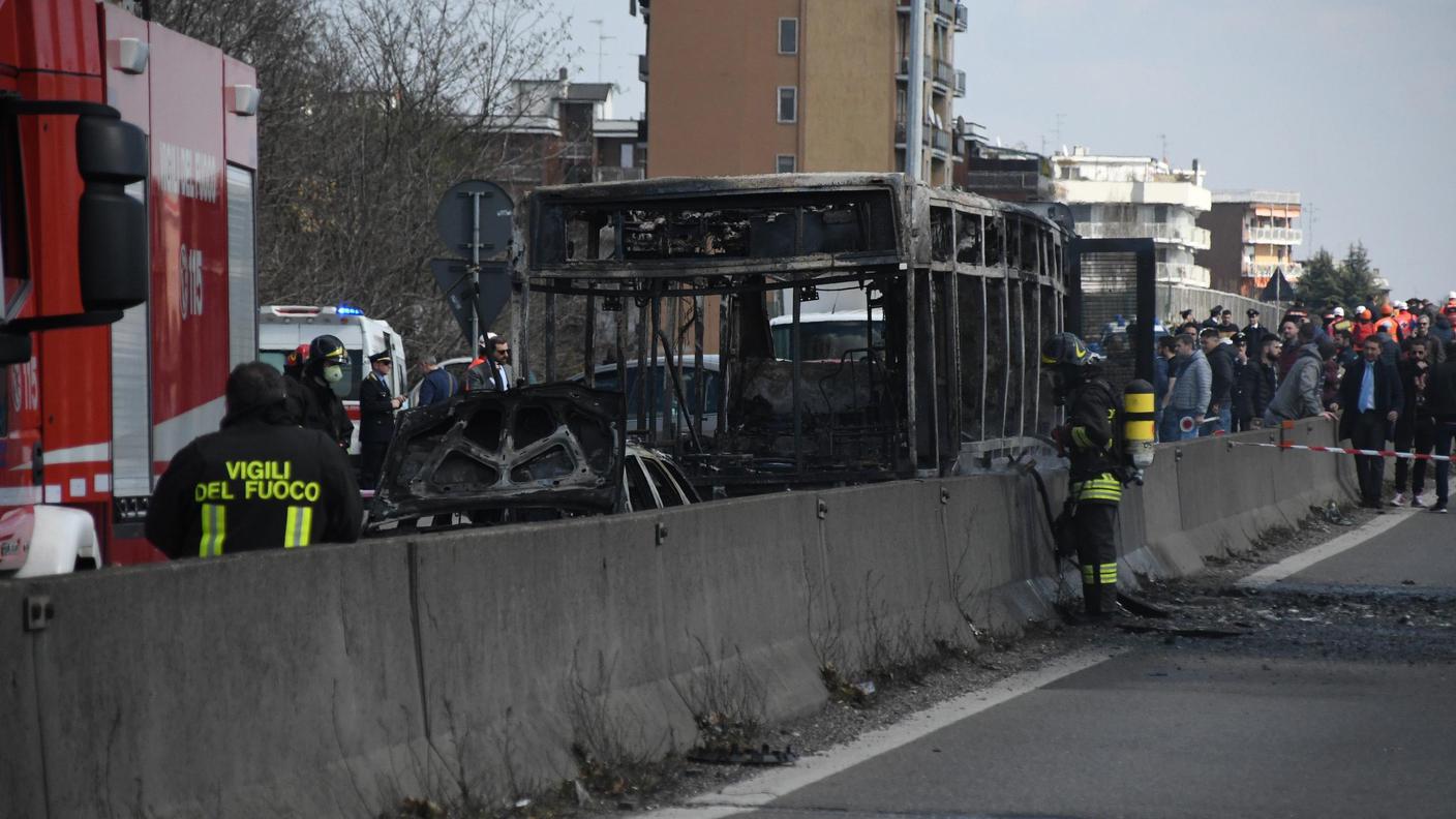 Le fiamme hanno completamente incenerito il bus dirottato dal suo autista