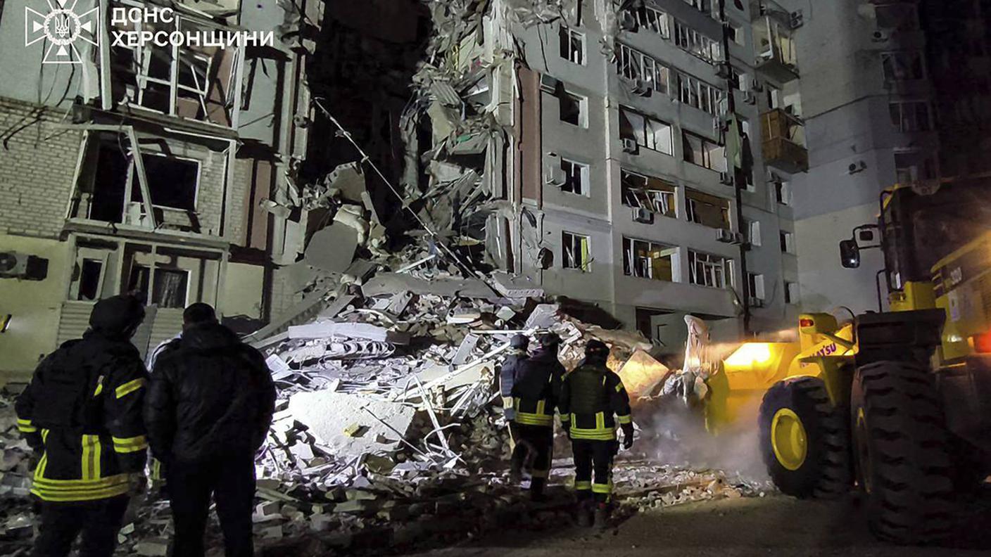 Un palazzo bombardato negli scorsi giorni a  Kherson.jpg