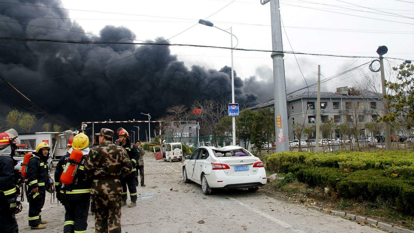 L'esplosione ha devastato anche numerose strutture vicine al sito industriale