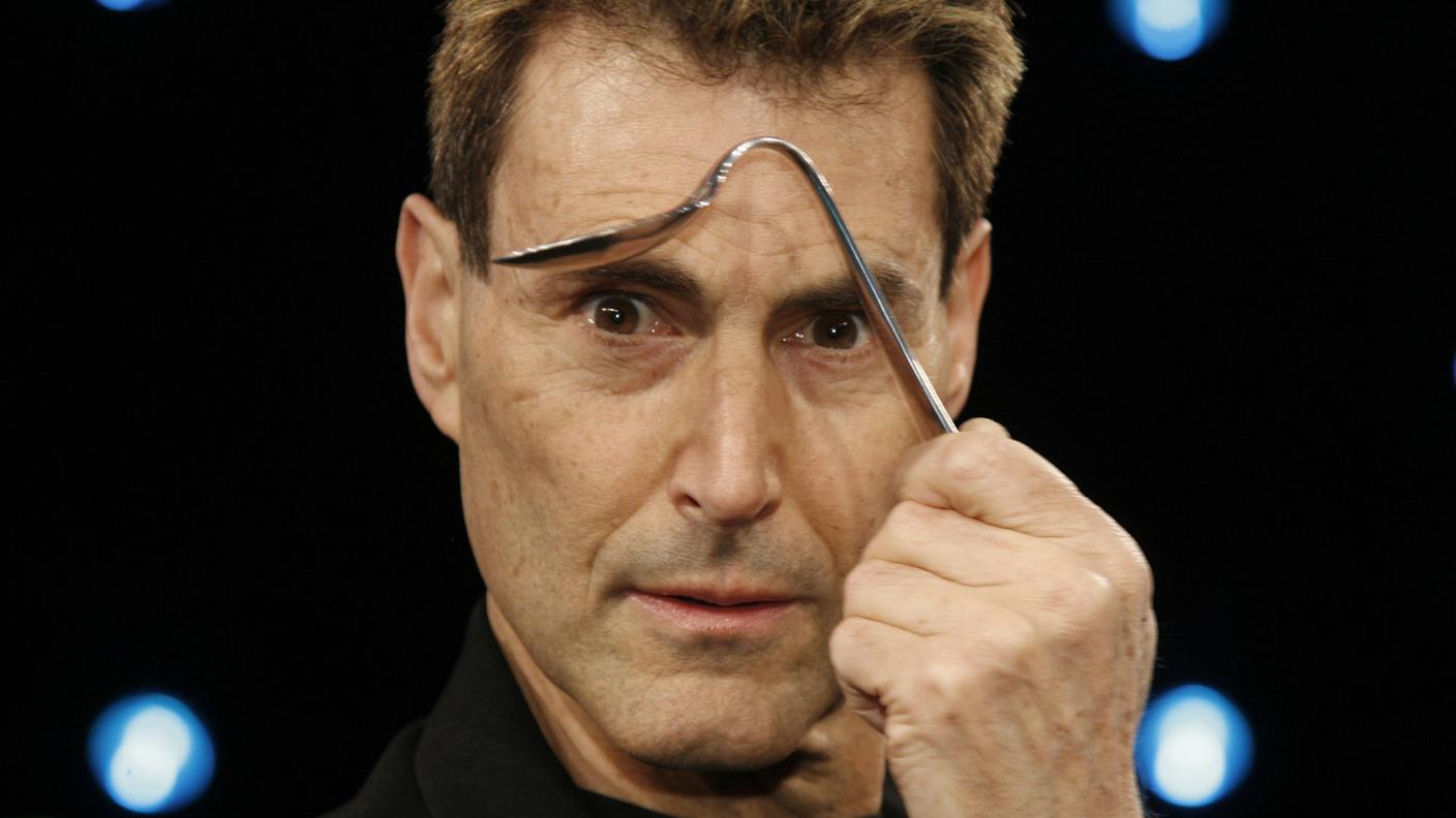 Uri Geller è diventato famoso per le sue... presunte capacità mentali di piegare il metallo