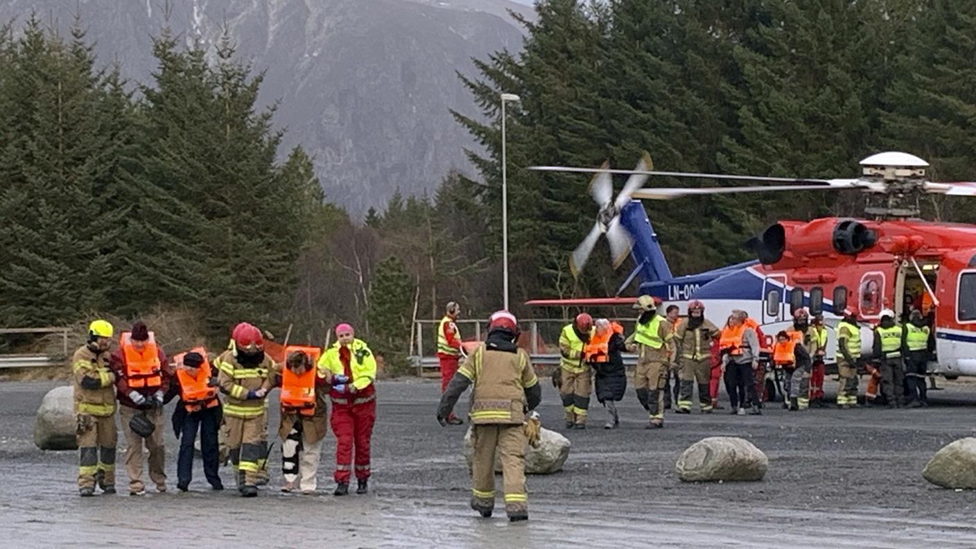 Le prime persone evacuate dalla Viking Sky sono arrivate a Hustadvika