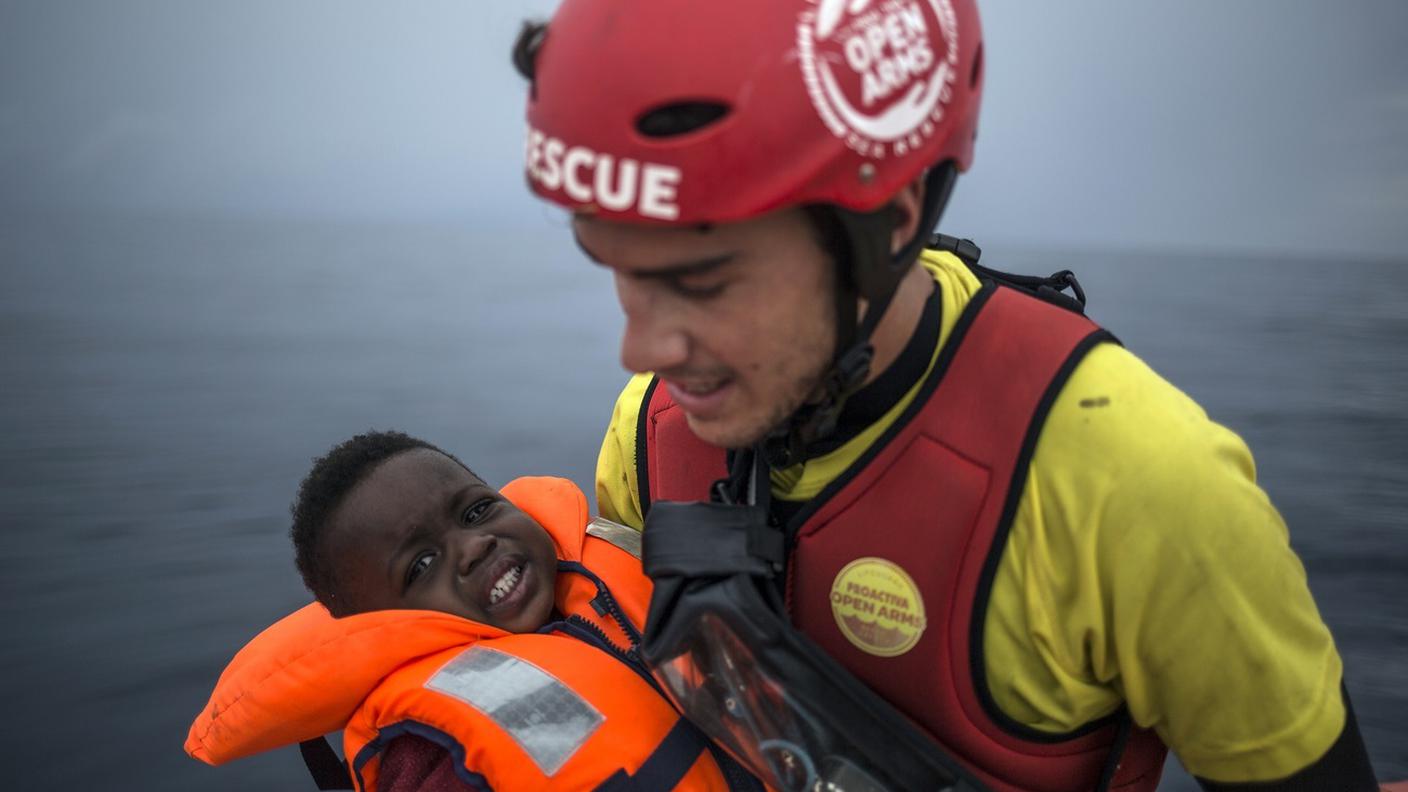 Un volontario salva un bimbo da un naufragio nel Mediterraneo