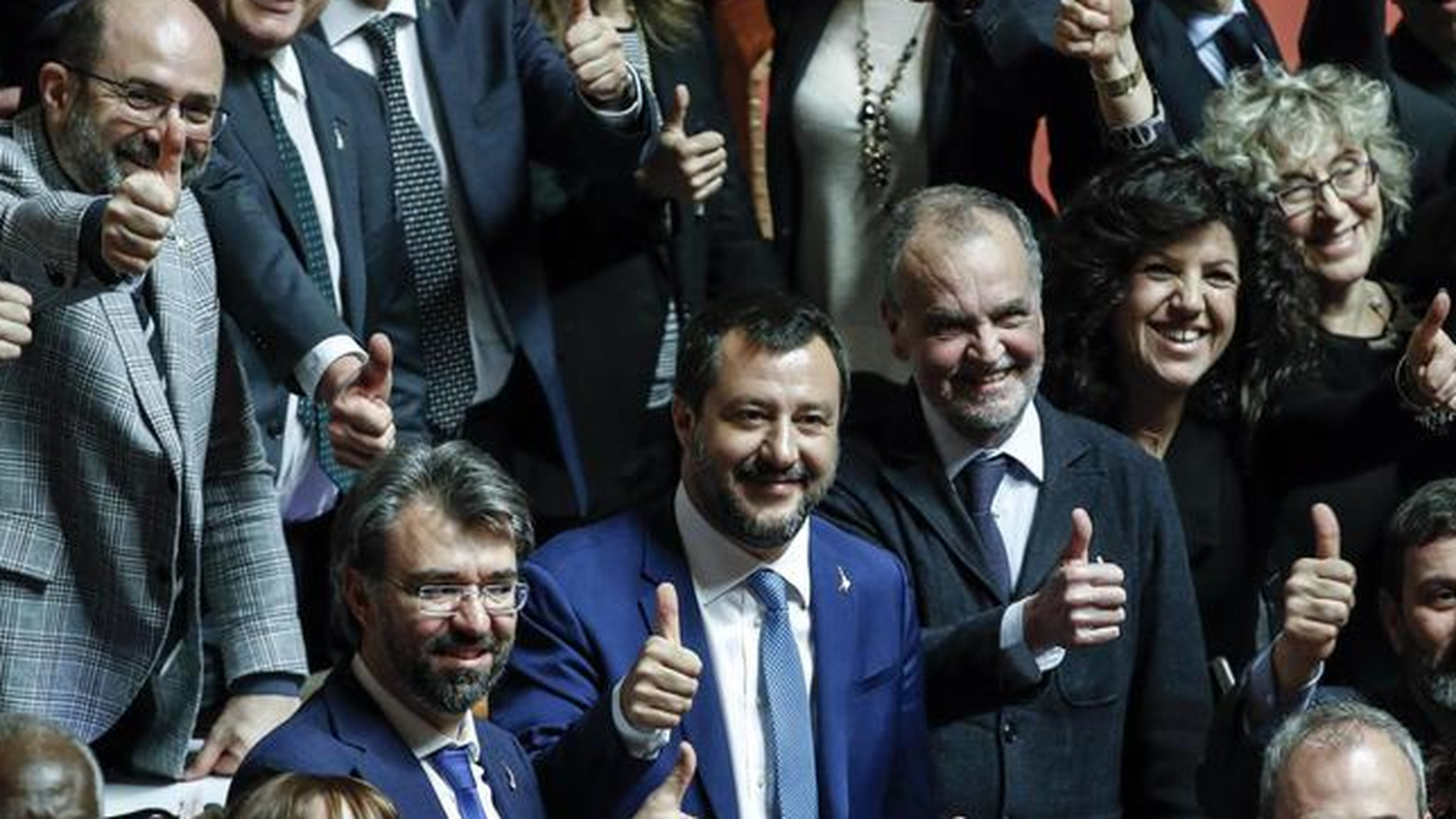 Il vicepremier Matteo Salvini con senatori della Lega in Senato dopo il voto