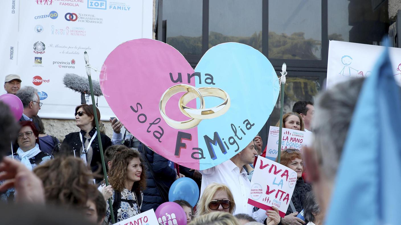 Per i manifestanti la famiglia è solo quella formata da un uomo e una donna