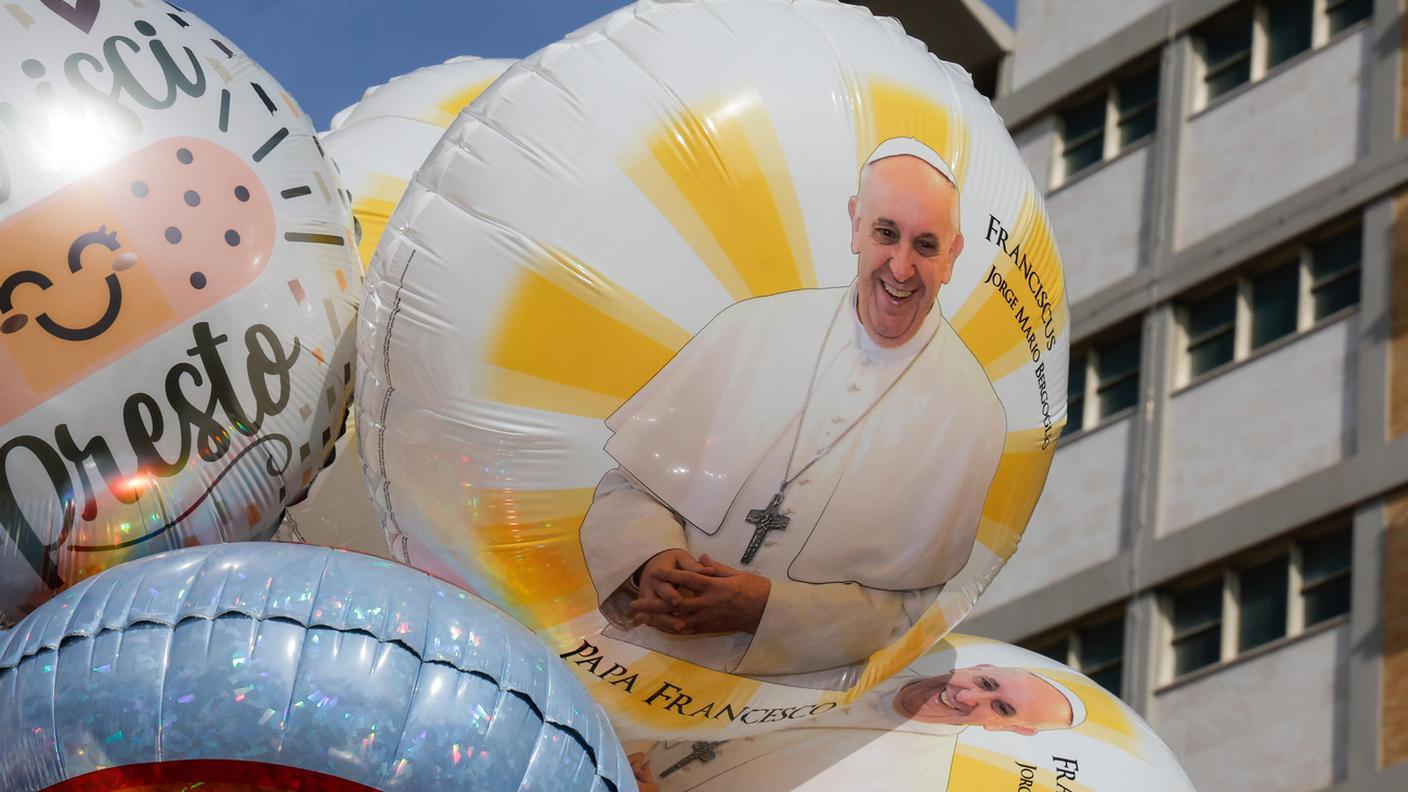 Preghiere e auguri in tutto il mondo per Papa Francesco