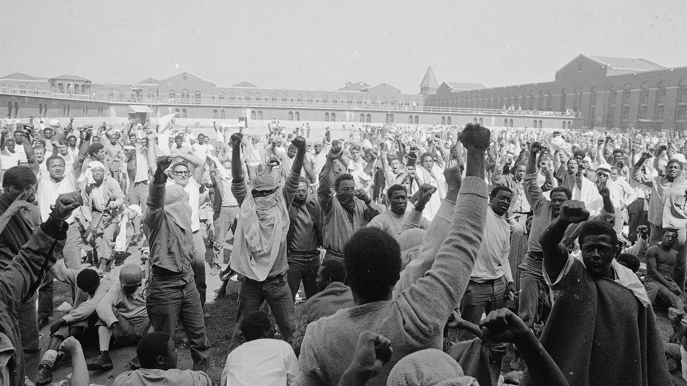 Un'immagine della rivolta del 1971 nel carcere di Attica, nello Stato di New York, repressa nel sangue da esercito e polizia