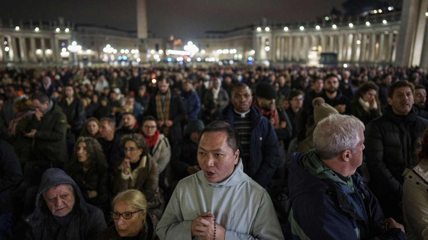 Fedeli in Piazza San Pietro per la recita del rosario