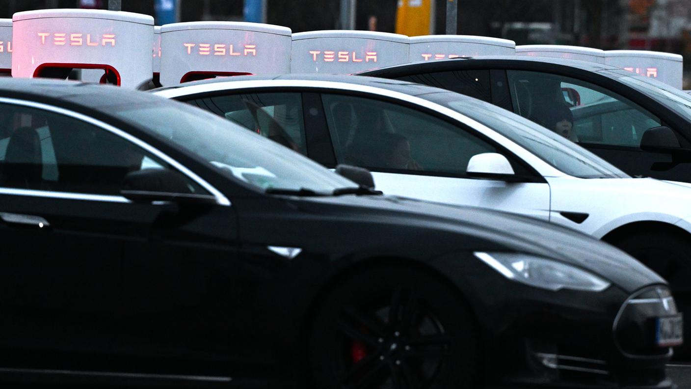 Tesla che riempiono i piazzali: quali sono le motivazioni?