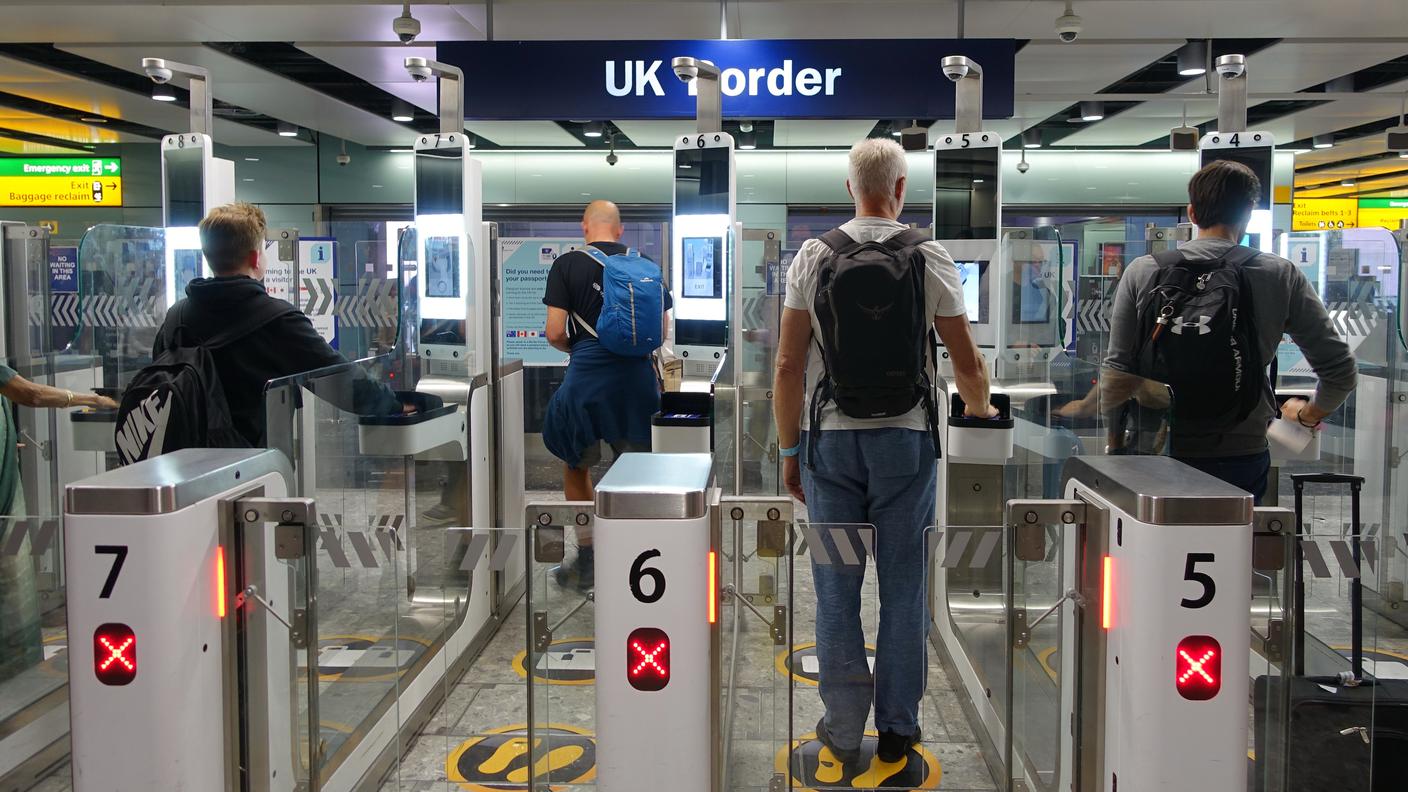 controllo passaporti all'aeroporto londinese di Heathrow 
