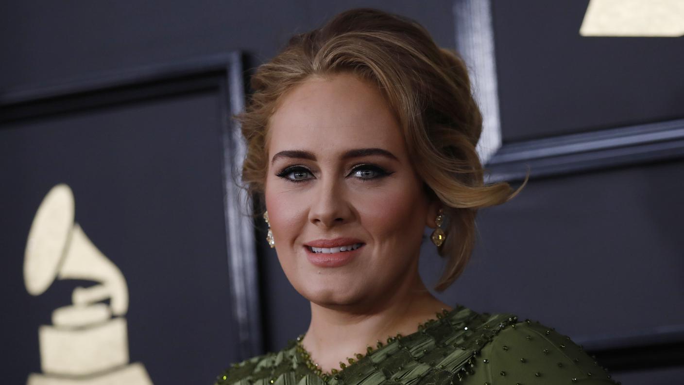 Sorriso tirato per Adele che vede il matrimonio finire in briciole dopo sette anni