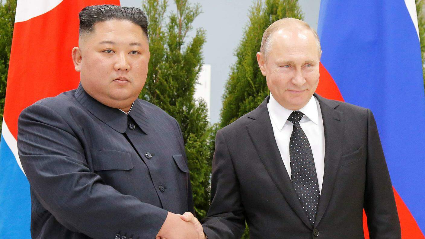 La stretta di mano tra Kim Jong-un e Vladimir Putin giovedì a Vladivostok