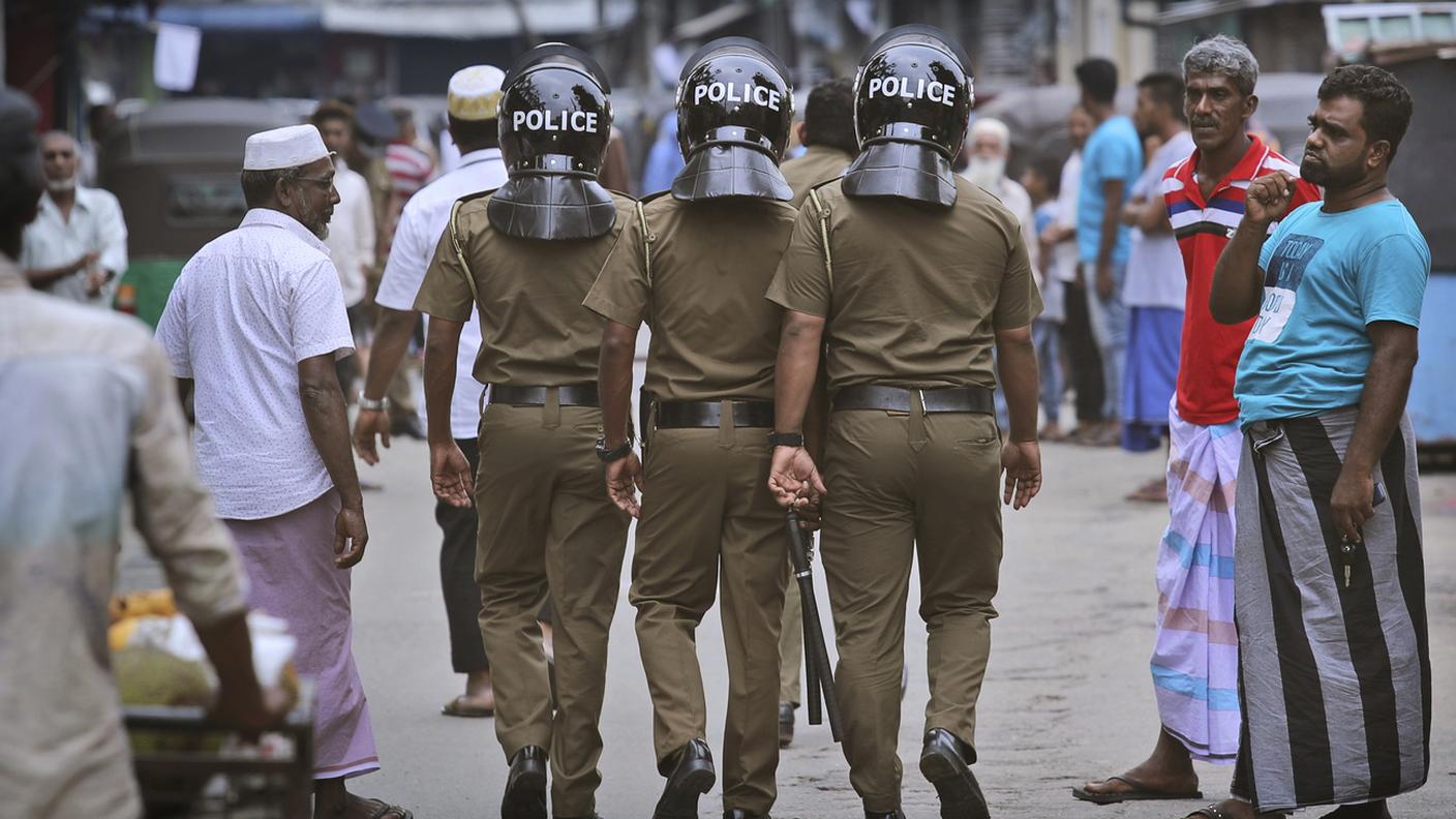 Agenti di polizia durante un pattugliamento in un quartiere della capitale Colombo