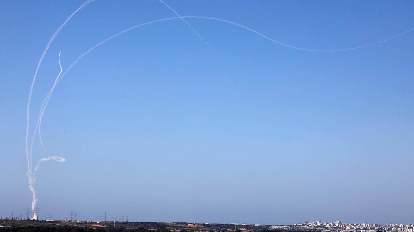 Le scie dei mezzi antimissili ai confini israeliani