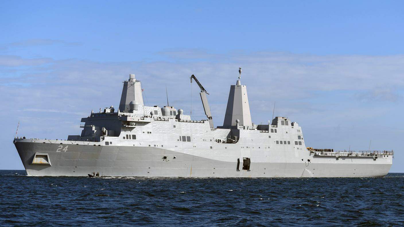 La nave anfibia "USS Arlington"