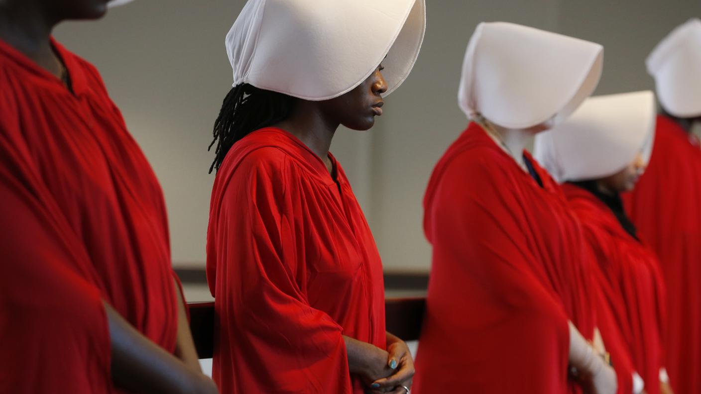 Le donne protestano così: con gli abiti della serie "Handmaid's Tale"