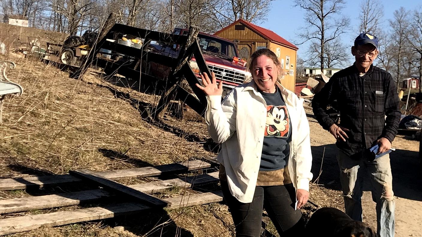 Polline e povertà: la signora Carie Ortman vive col marito in West Virginia. Grazie a un’associazione, ha ricevuto arnie e api. Con la vendita del miele avrà un reddito aggiuntivo