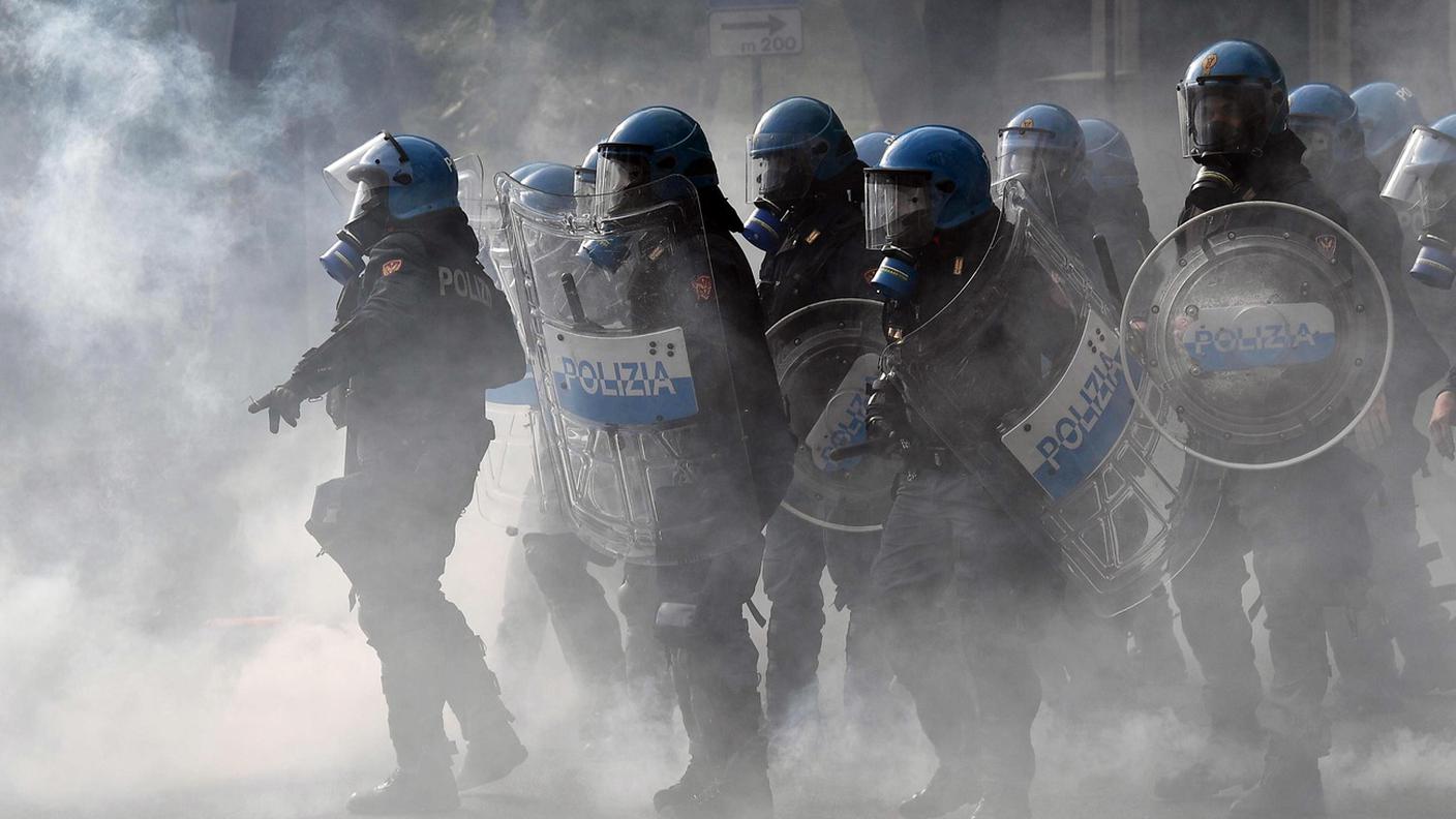 Cariche di polizia e lacrimogeni