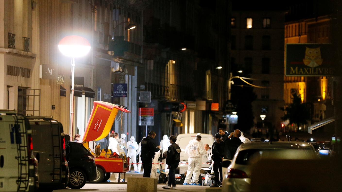 Gli inquirenti hanno lavorato sul luogo dell'esplosione tutta la notte