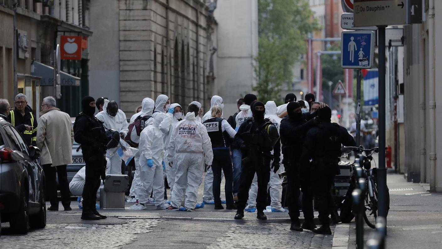 Gli inquirenti hanno trovato tracce di esplosivo e di un DNA sul luogo dell'esplosione
