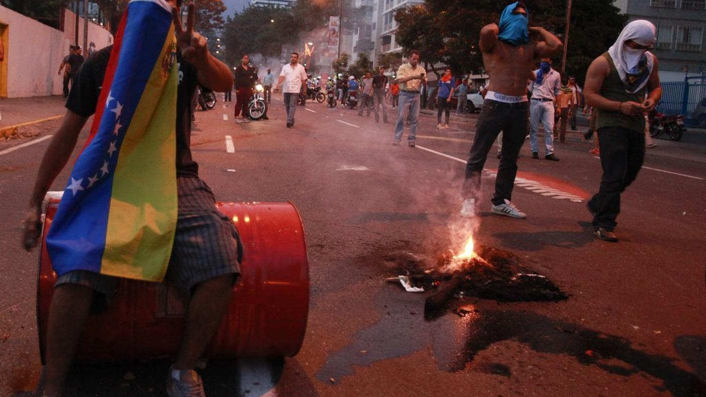 Caracas scontri 16.04.2013 ky.JPG