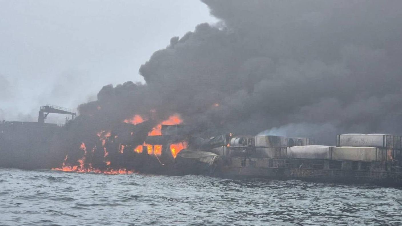 In fiamme la petroliera e anche, qui nella foto, la nave cargo.jpg